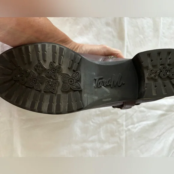 Tara M. Women size 8 1/2 leather shooties/ short booties - Picture 4 of 10